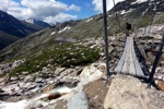 Eine Holzbrücke kurz vor der Olperer Hütte.*