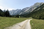 Der Weg zurück durchs grüne Karwendeltal.
