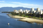Blick von der Burrard Street Bridge über den False Creek zum English Bay Beach.