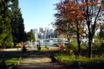 Herbststimmung und Laubfärbung im Stanley Park mit Blick auf Vancouver Waterfront.
