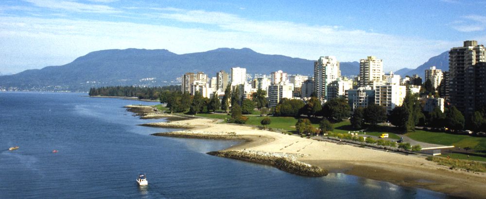 Blick von der Burrard Street Bridge auf die English Bay am False Creek in Vancouver Blick von der Burrard Street Bridge auf die English Bay am False Creek in Vancouver