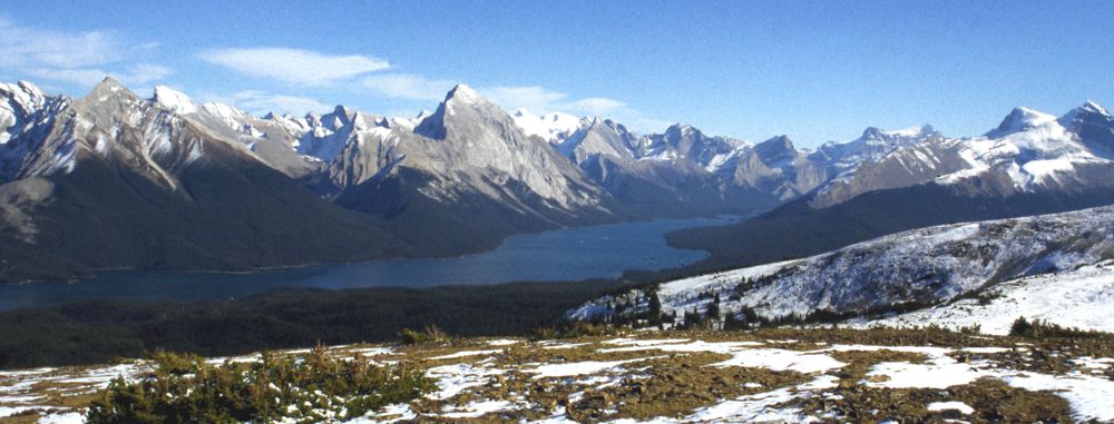 Blick vom Bald Hills (2180 m) über den Maligne Lake in den Rocky Mountains bei Jasper. Blick vom Bald Hills (2180 m) über den Maligne Lake in den Rocky Mountains bei Jasper.