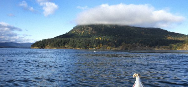 Paddeln in der Active Pass Passage mit wolkenverhangenem Mount Galiano.