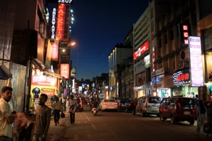 Die Commercial Street in der Abenddämmerung. Die Commercial Street in der Abenddämmerung.