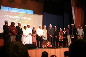 Jeder Fragesteller bekam das Erkennungszeichen der Dabbawalas direkt auf den Kopf Jeder Fragesteller bekam das Erkennungszeichen der Dabbawalas direkt auf den Kopf