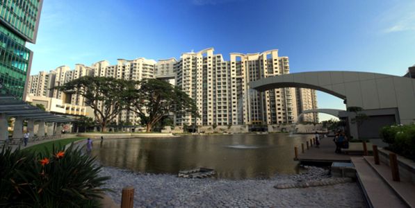 World Trade Center Bangalore mit Parklandschaft World Trade Center Bangalore mit Parklandschaft