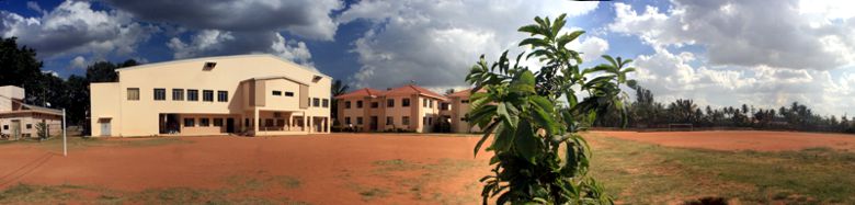 Das Gelände des Christel House (Unterrichtsgebäute und Sportplatz) Das Gelände des Christel House (Unterrichtsgebäute und Sportplatz)