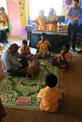 Musikunterricht - Der Lehrer gab uns eine Kostprobe seines Könnens Musikunterricht - Der Lehrer gab uns eine Kostprobe seines Könnens