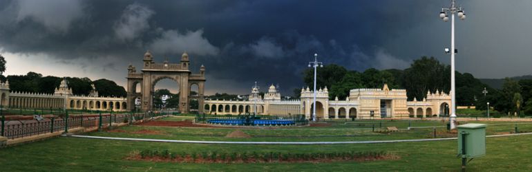 Die umgebende Mauer des Amba-Vilas-Palast bei einem Unwetter am Nachmittag Die umgebende Mauer des Amba-Vilas-Palast bei einem Unwetter am Nachmittag