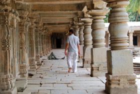 Säulengang im Hindu-Tempel von Somanathpur* Säulengang im Hindu-Tempel von Somanathpur*