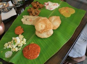 Mittagessen vom traditionellen Bananenblatt im Restaurant Sunheri Mittagessen vom traditionellen Bananenblatt im Restaurant Sunheri