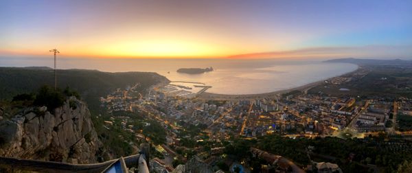 Wenige Minuten vor Sonnenaufgang vom Roca Maura über L'Estartit.