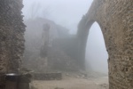Der Innenhof des Klosters verschwindet direkt im Nebel.