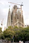 Die Sagrada Familia vom Plaça de la Sagrada Família aus betrachtet (Glorienfassade).