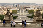 Blick vom katalonischen Nationalmuseum zum Plaça d'Espanya bis zum Berg Tibidabo.