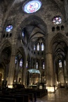 Das Innere der Kathedrale von Girona - dunkel und nach obenstrebend.