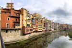 Farbenfrohes Flusspanorama am Riu Onyar in Girona.