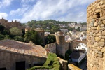 Blick von der Altstadt über die Stadtmauer hinweg in die Neustadt von Tossa.