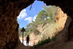 An der Cala Giverola führt ein Tunnel zu einem wilden Nachbarstrand.