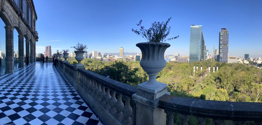 Blick vom Schloss auf dem Heuschreckenhügel im Chapultepec Park zur Avenida La Reforma.