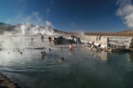 Baden im 35°C heißen Wasser auf über 4300 Metern - Im Hintergrund Geysire