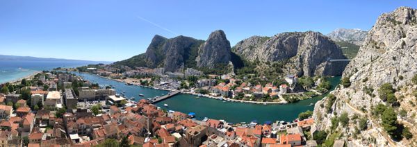 Mündung der Cetina bei Omiš in die Adria.