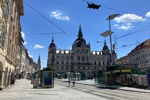 Das Grazer Rathaus am Hauptplatz mit ein paar Verkaufsständen.