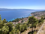 Blick hinab nach Bol. Insel Hvar am Horizont.