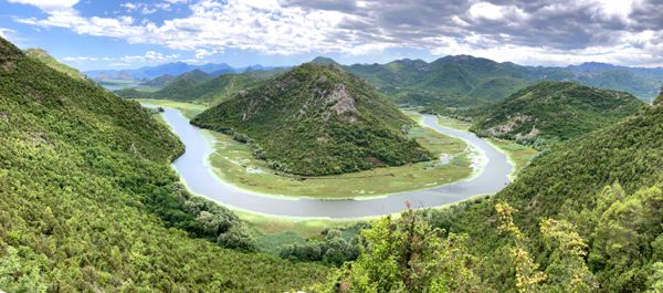 Die Flussschleife des Rijeka Crnojevića in Richtung Skutarisee.