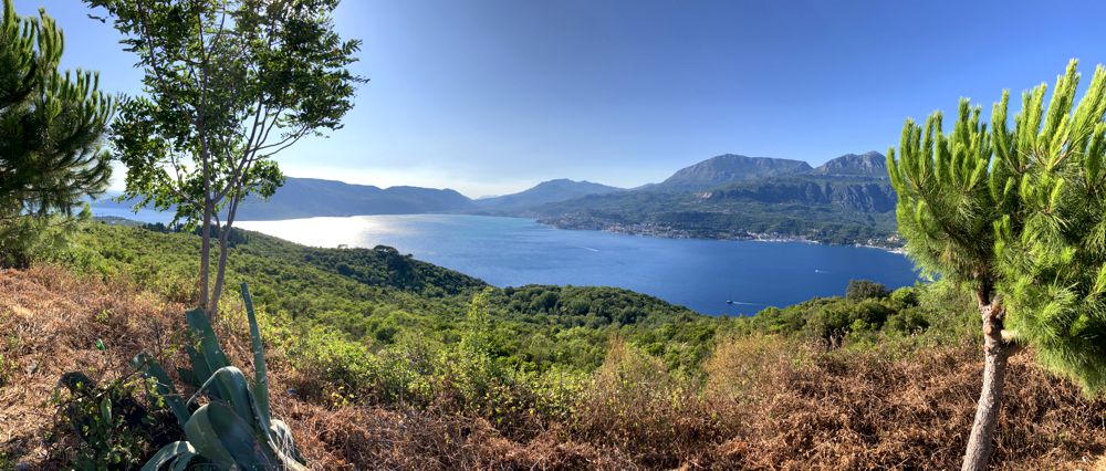 Blick über die äußere Bucht von Kotor von der Halbinsel Luštica. Blick über die äußere Bucht von Kotor von der Halbinsel Luštica.