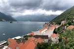 Blick über Perast in Richtung Westen mit Kirchinseln.
