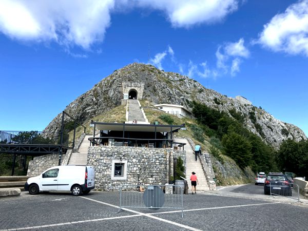 Kreisverkehr und Mini-Parkplatz vor dem Tunnel zum Gipfel hinauf. Kreisverkehr und Mini-Parkplatz vor dem Tunnel zum Gipfel hinauf.