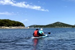 Aufbruch mit den SUPs über das Meer zur Otok (Insel) Tegina.