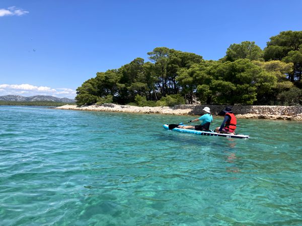Traumhaftes Wasser, aber auch Wellen an der Insel Zminjak. Traumhaftes Wasser, aber auch Wellen an der Insel Zminjak.