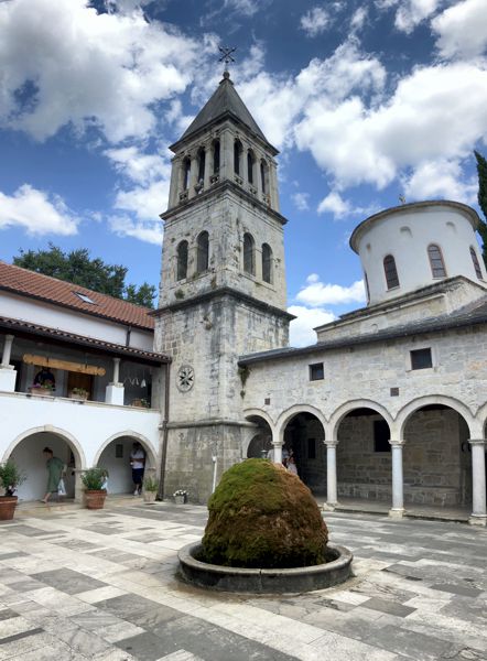 Der Glockenturm überragt das Kloster. Der Glockenturm überragt das Kloster.