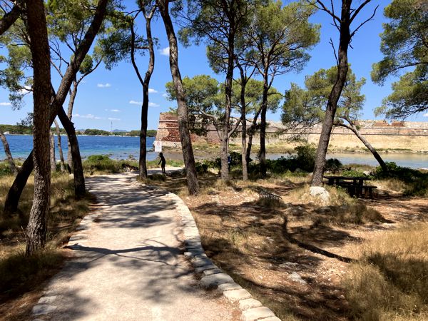Von der Insel Školjić zur Festung St. Nikolaus. Von der Insel Školjić zur Festung St. Nikolaus.