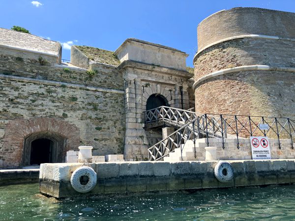 Zugang von der Wasserseite zur Festung St. Nikolaus im Antonios Kanal. Zugang von der Wasserseite zur Festung St. Nikolaus im Antonios Kanal.
