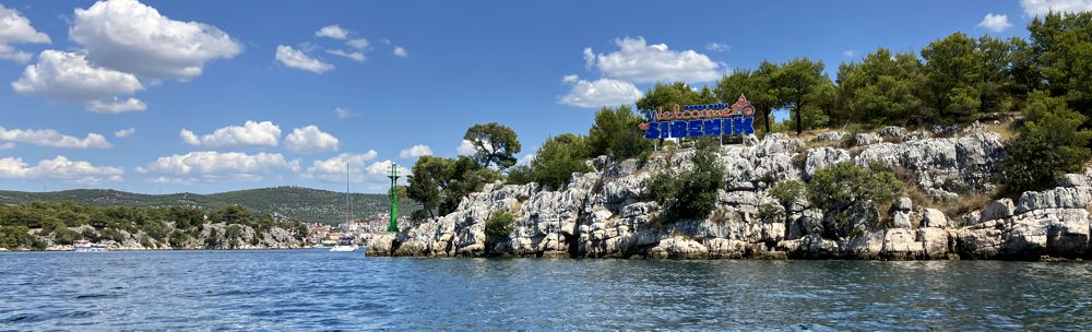 Auf dem Weg durch den Antonius Kanal (Sveti Ante) nach Šibenik. Auf dem Weg durch den Antonius Kanal (Sveti Ante) nach Šibenik.