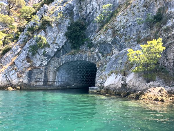 Eingang zu "Hitlers Auge" - der Morski Tunel (U-Boot-Tunnel). Eingang zu "Hitlers Auge" - der Morski Tunel (U-Boot-Tunnel).