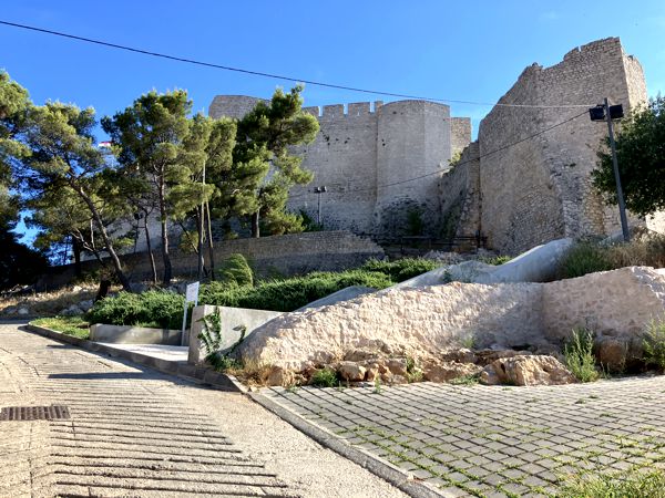 Die Festung St. Michael thront im Herzen von Šibenik über der Altstadt. Die Festung St. Michael thront im Herzen von Šibenik über der Altstadt.