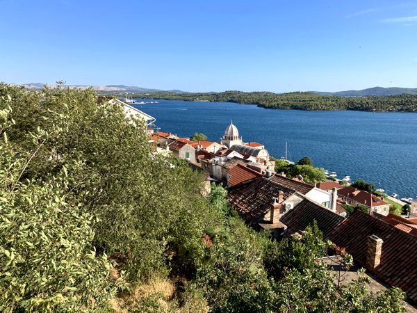 Blick von der Festung auf die Altstadt von Šibenik und den Kanal. Blick von der Festung auf die Altstadt von Šibenik und den Kanal.