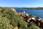 Blick von der Festung auf die Altstadt von Šibenik und den Kanal.