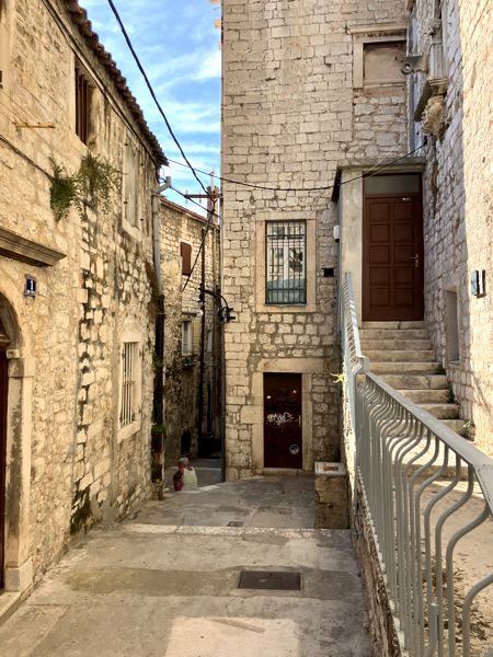 In den Gassen der Altstadt von Šibenik. In den Gassen der Altstadt von Šibenik.