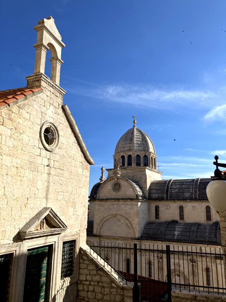 Die Kathedrale von Šibenik in der Altstadt. Die Kathedrale von Šibenik in der Altstadt.