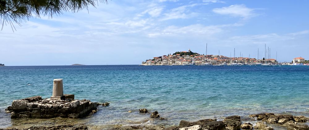 Blick von der Bucht Primostenska Luka nach Primošten. Blick von der Bucht Primostenska Luka nach Primošten.