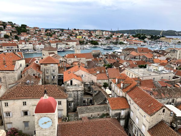 Blick über die Altstadt bis hinüber zur Insel Čiovo. Blick über die Altstadt bis hinüber zur Insel Čiovo.