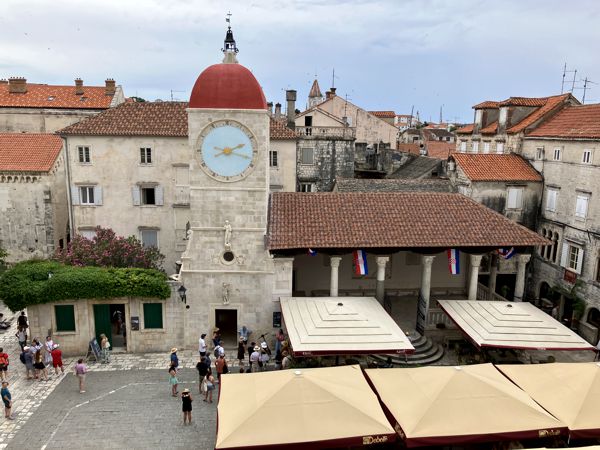 Platz vor der Kathedrale mit Clocktower. Platz vor der Kathedrale mit Clocktower.