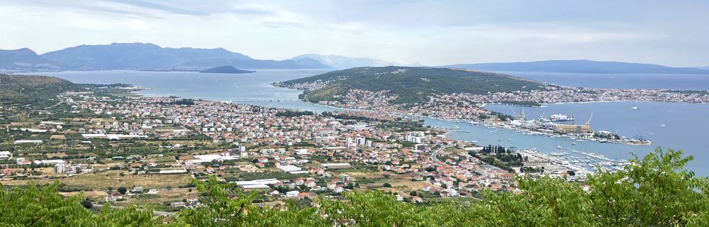 Blick von den Bergen über Trogir und die Insel Čiovo. Blick von den Bergen über Trogir und die Insel Čiovo.