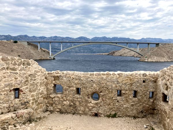Paški Most (Brücke) zur kargen Insel Pag mit Festung Tvrđava Fortica. Paški Most (Brücke) zur kargen Insel Pag mit Festung Tvrđava Fortica.