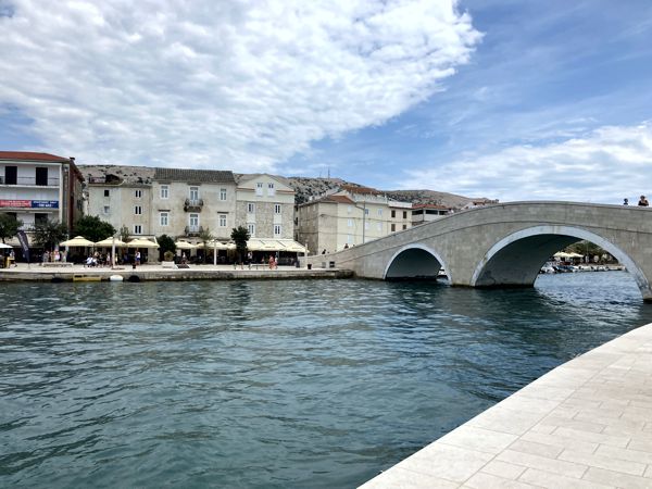 Brücke zur Altstadt der Inselhauptstadt Pag. Brücke zur Altstadt der Inselhauptstadt Pag.